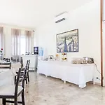 Happiness - Center Bed & Breakfast 3*