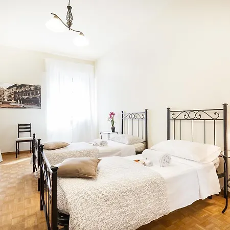 Bed & Breakfast Happiness - Center