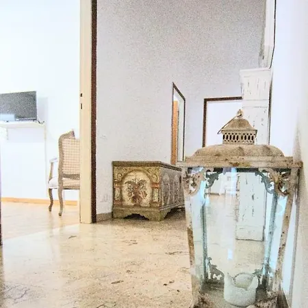 Bed & Breakfast Happiness - Center