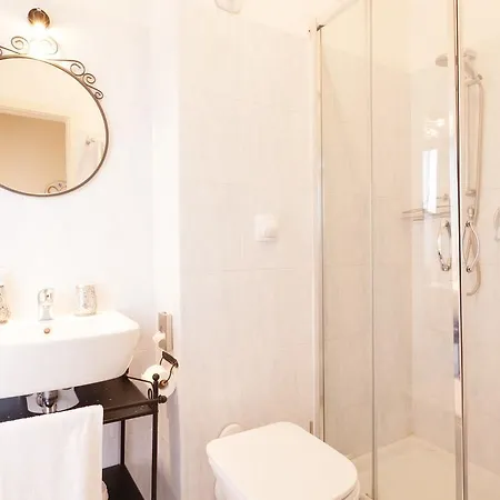 Happiness - Center Bed & Breakfast 3*