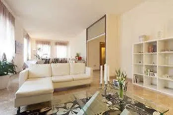 Bed & Breakfast Happiness - Center