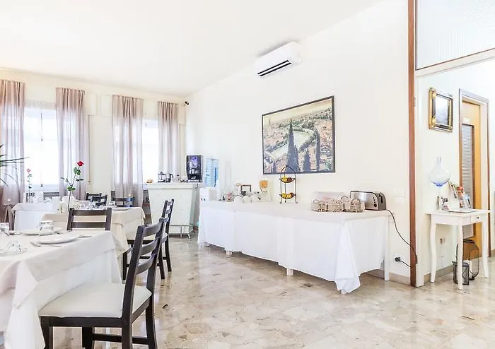 Happiness - Center Bed & Breakfast 3*