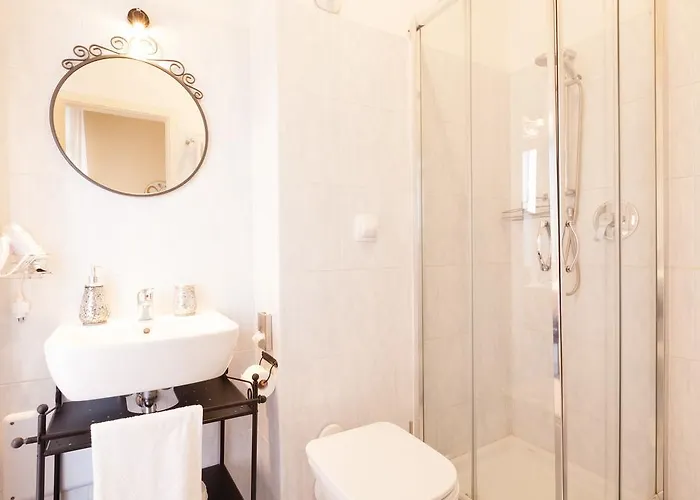 Happiness - Center Bed & Breakfast 3*